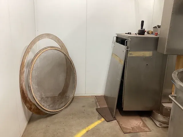 Glatt meng/vulmachine in cleanroom - afbeelding 8 van  38