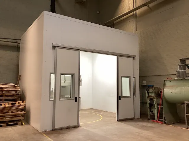 Glatt meng/vulmachine in cleanroom - afbeelding 30 van  38