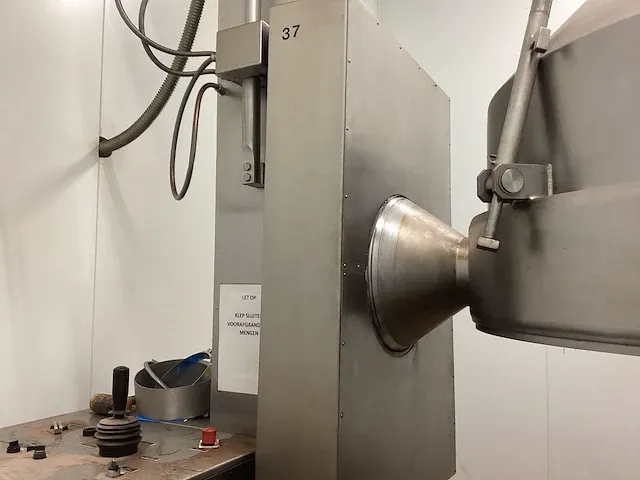 Glatt meng/vulmachine in cleanroom - afbeelding 33 van  38