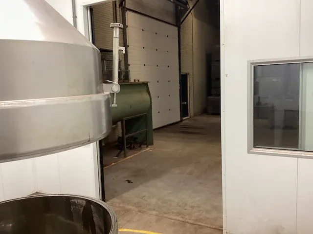 Glatt meng/vulmachine in cleanroom - afbeelding 38 van  38