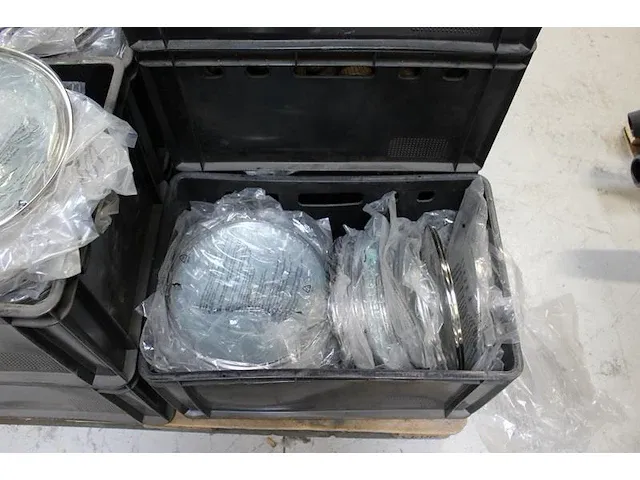 Glazen pannendeksels, w.o. 24 en 28 cm doorsnede en handgrepen in acht kunststof kratten. - afbeelding 2 van  5