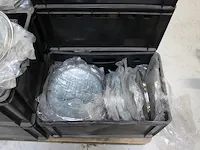 Glazen pannendeksels, w.o. 24 en 28 cm doorsnede en handgrepen in acht kunststof kratten. - afbeelding 2 van  5