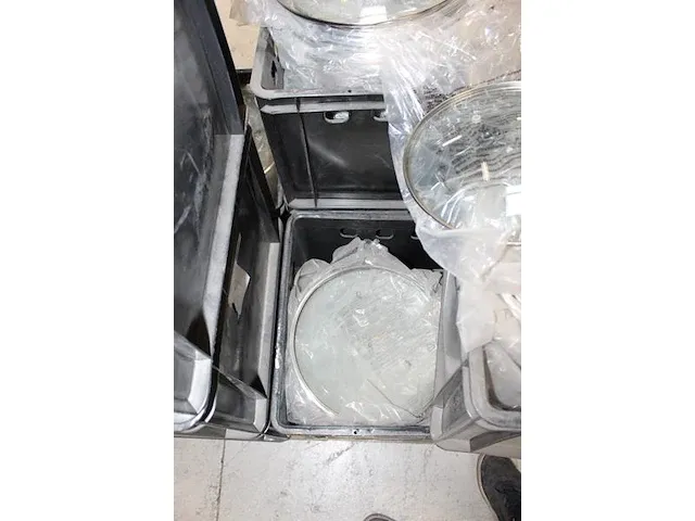 Glazen pannendeksels, w.o. 24 en 28 cm doorsnede en handgrepen in acht kunststof kratten. - afbeelding 3 van  5