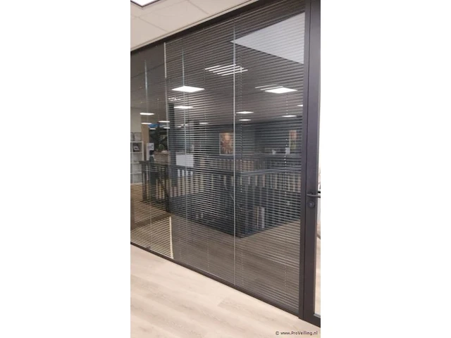 Glazen tussenwand incl. jalouzieen - 415x260cm - afbeelding 1 van  3