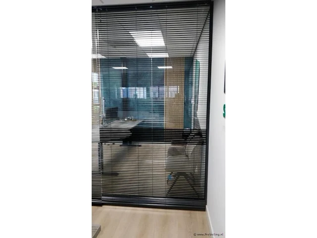 Glazen tussenwand incl. jalouzieen - 415x260cm - afbeelding 2 van  3