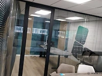 Glazen tussenwand incl. jalouzieen - 945x267cm - afbeelding 1 van  3