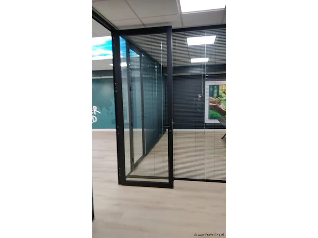 Glazen tussenwand incl. jalouzieen - 945x267cm - afbeelding 3 van  3