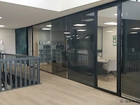 Glazen tussenwanden incl. jalouzieen - 829x260cm - afbeelding 1 van  3
