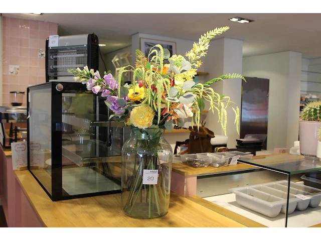 Glazen vaas met kunstbloemen. hoogte 95 cm. - afbeelding 1 van  2