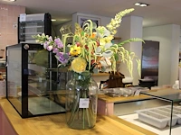 Glazen vaas met kunstbloemen. hoogte 95 cm. - afbeelding 1 van  2