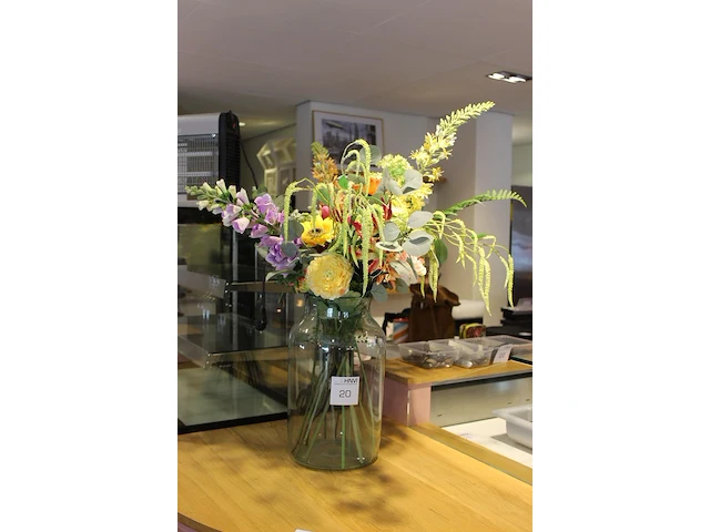 Glazen vaas met kunstbloemen. hoogte 95 cm. - afbeelding 2 van  2