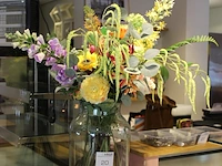 Glazen vaas met kunstbloemen. hoogte 95 cm. - afbeelding 2 van  2