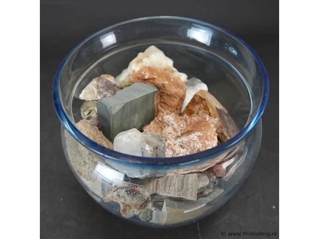 Glazen vaas met mineralen/stenen - afbeelding 3 van  5