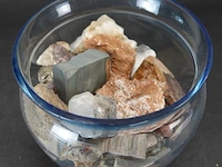 Glazen vaas met mineralen/stenen - afbeelding 3 van  5
