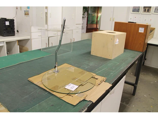 Glazen voet met doorsnede 42 cm ten behoeve van etalagepop. - afbeelding 1 van  1