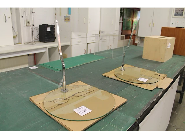 Glazen voet met doorsnede 42 cm ten behoeve van etalagepop. - afbeelding 1 van  1