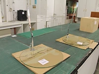 Glazen voet met doorsnede 42 cm ten behoeve van etalagepop. - afbeelding 1 van  1