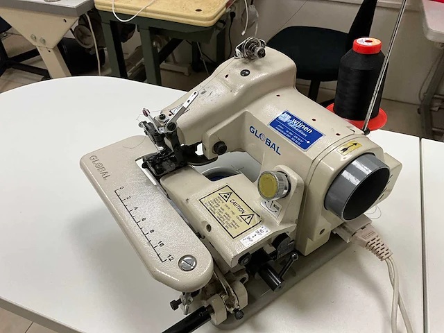 Global - naaimachine inclusief tafel - afbeelding 4 van  4