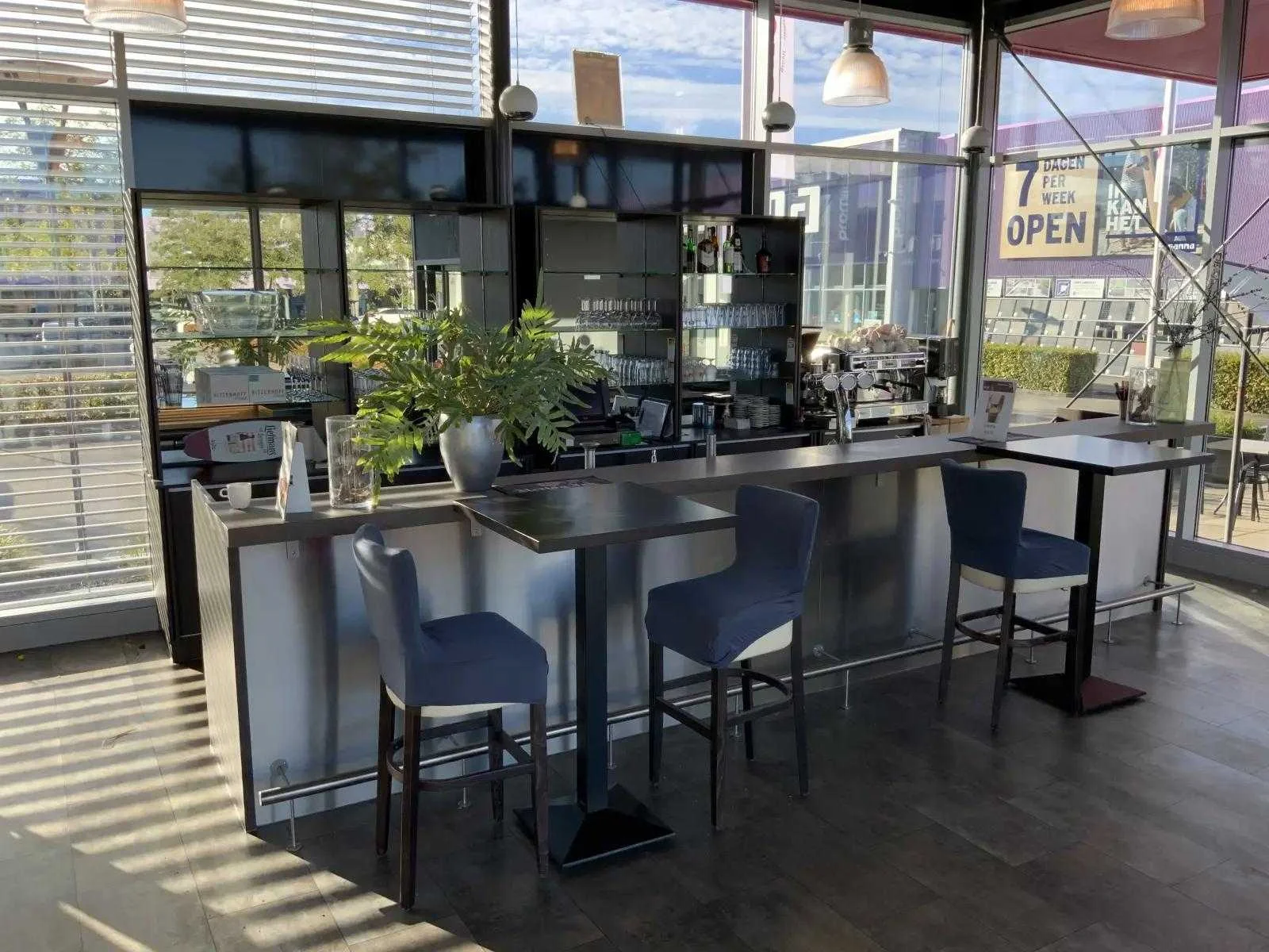 Goederen afkomstig uit bedrijfsbeëindiging lunchroom “go in” & apparatuur en meubilair voor horeca & catering