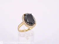 Gold entourage ring with large diamonds and a black diamond - afbeelding 4 van  8