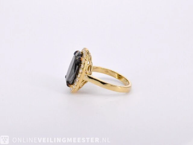 Gold entourage ring with large diamonds and a black diamond - afbeelding 7 van  8