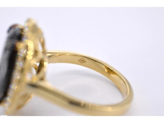 Gold entourage ring with large diamonds and a black diamond - afbeelding 8 van  8
