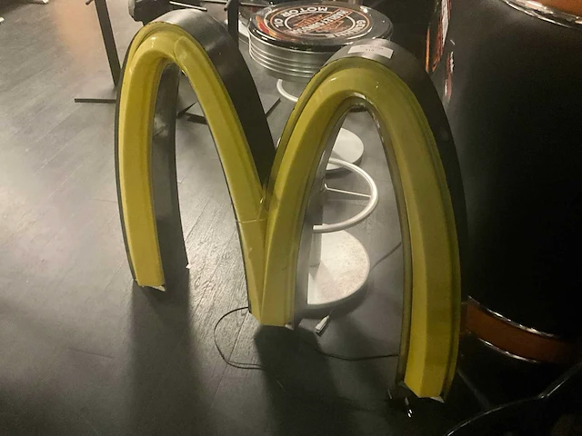 Golden arch mcdonald‘s lichtreclame - afbeelding 1 van  5