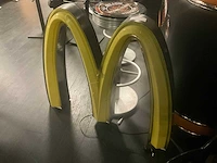 Golden arch mcdonald‘s lichtreclame - afbeelding 1 van  5