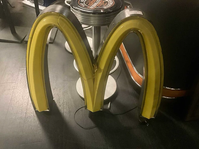 Golden arch mcdonald‘s lichtreclame - afbeelding 2 van  5