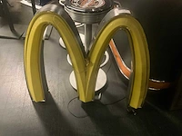 Golden arch mcdonald‘s lichtreclame - afbeelding 2 van  5