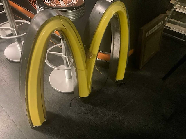 Golden arch mcdonald‘s lichtreclame - afbeelding 3 van  5