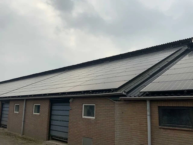 Golfplaat dak geïsoleerd met 940 mono zonnepanelen 310wp en 6x huawei omvormer - afbeelding 6 van  34