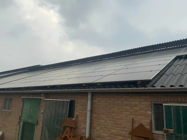 Golfplaat dak geïsoleerd met 940 mono zonnepanelen 310wp en 6x huawei omvormer - afbeelding 9 van  34