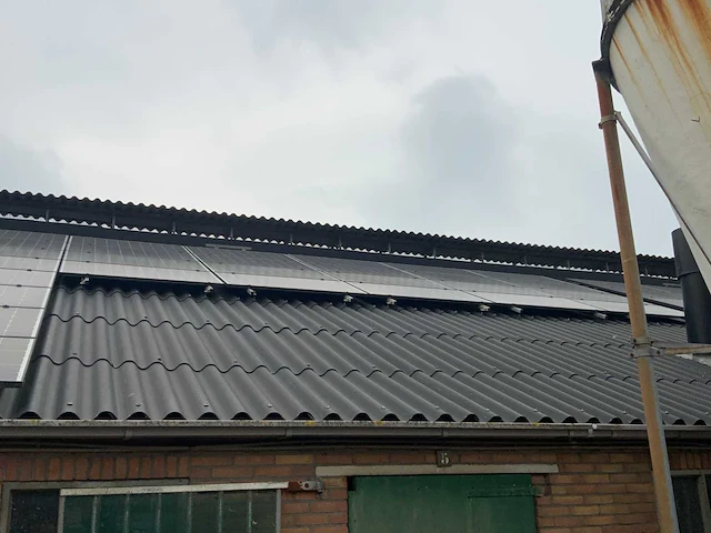 Golfplaat dak geïsoleerd met 940 mono zonnepanelen 310wp en 6x huawei omvormer - afbeelding 10 van  34