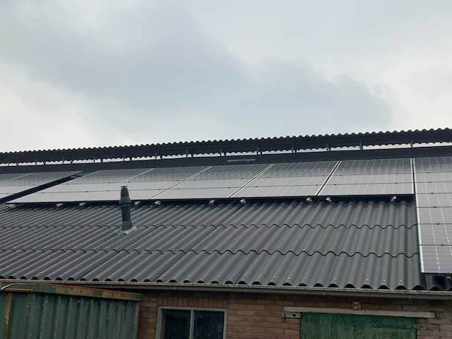 Golfplaat dak geïsoleerd met 940 mono zonnepanelen 310wp en 6x huawei omvormer - afbeelding 11 van  34
