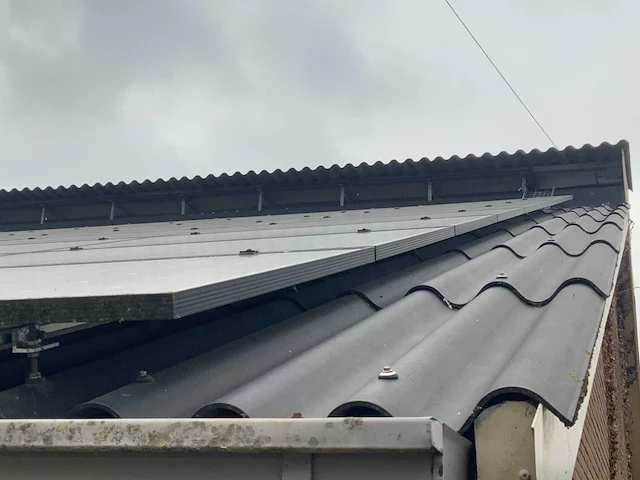 Golfplaat dak geïsoleerd met 940 mono zonnepanelen 310wp en 6x huawei omvormer - afbeelding 14 van  34