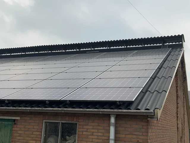 Golfplaat dak geïsoleerd met 940 mono zonnepanelen 310wp en 6x huawei omvormer - afbeelding 16 van  34