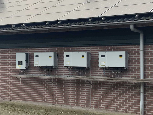 Golfplaat dak geïsoleerd met 940 mono zonnepanelen 310wp en 6x huawei omvormer - afbeelding 29 van  34