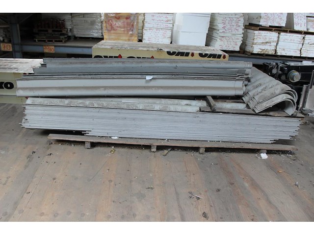 Golfplaten met zijstukken en nok-stukken. 26 platen met afmeting 100 x 300 cm. - afbeelding 1 van  3