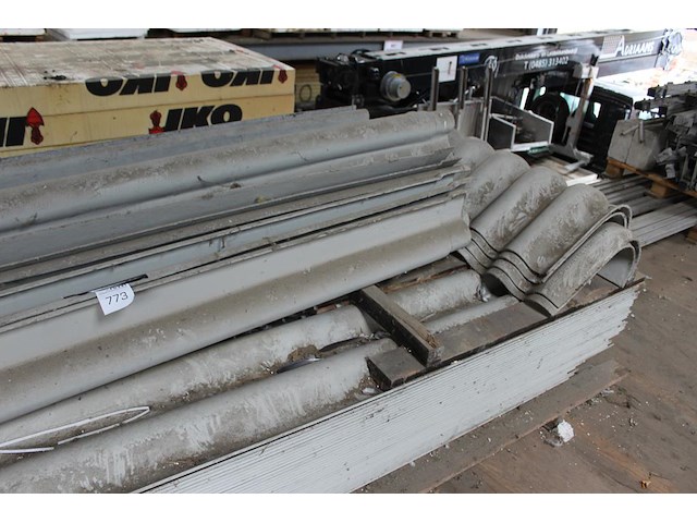 Golfplaten met zijstukken en nok-stukken. 26 platen met afmeting 100 x 300 cm. - afbeelding 2 van  3