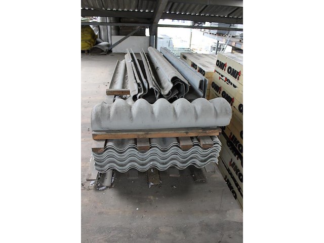 Golfplaten met zijstukken en nok-stukken. 26 platen met afmeting 100 x 300 cm. - afbeelding 3 van  3