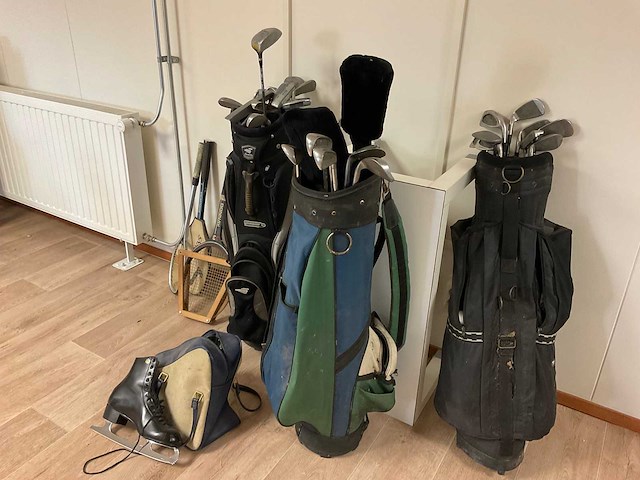 Golfsets 3x tennisrackets 3x en een paar oude schaatsen sheffield steal - afbeelding 1 van  5