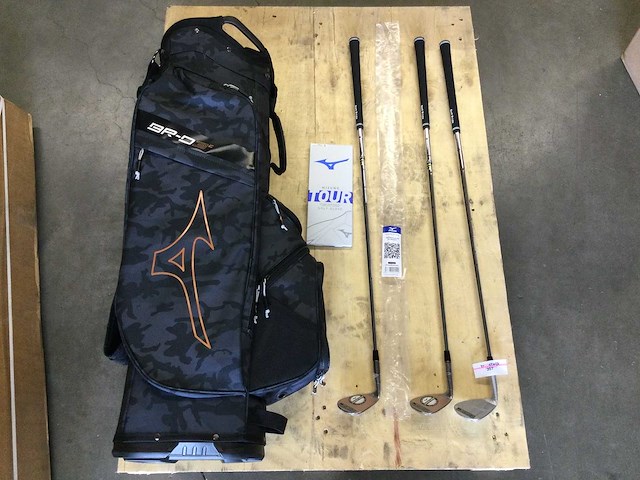 Golftas en 3 clubs en handschoenen - afbeelding 1 van  8