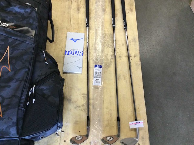 Golftas en 3 clubs en handschoenen - afbeelding 3 van  8