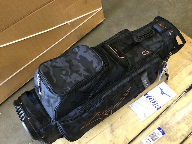 Golftas en 3 clubs en handschoenen - afbeelding 6 van  8