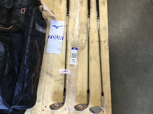 Golftas en 3 clubs en handschoenen - afbeelding 3 van  6