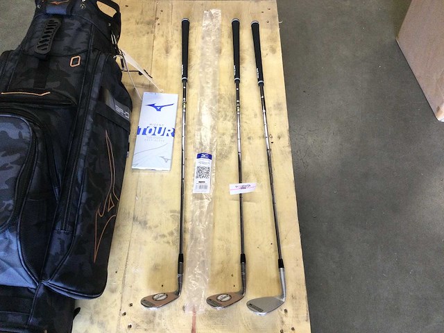 Golftas en 3 clubs en handschoenen - afbeelding 4 van  7