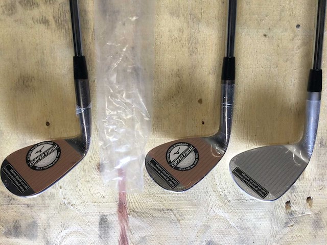 Golftas en 3 clubs en handschoenen - afbeelding 4 van  7