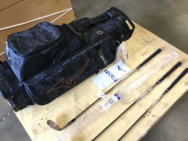 Golftas en 3 clubs en handschoenen - afbeelding 5 van  7