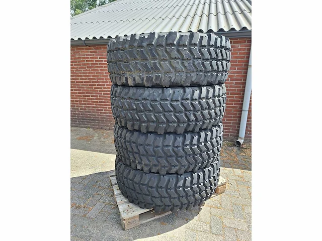 Goodyear mv/t banden (4x) - afbeelding 1 van  4
